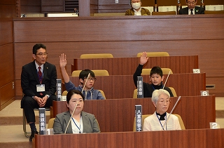 挙手する参加者