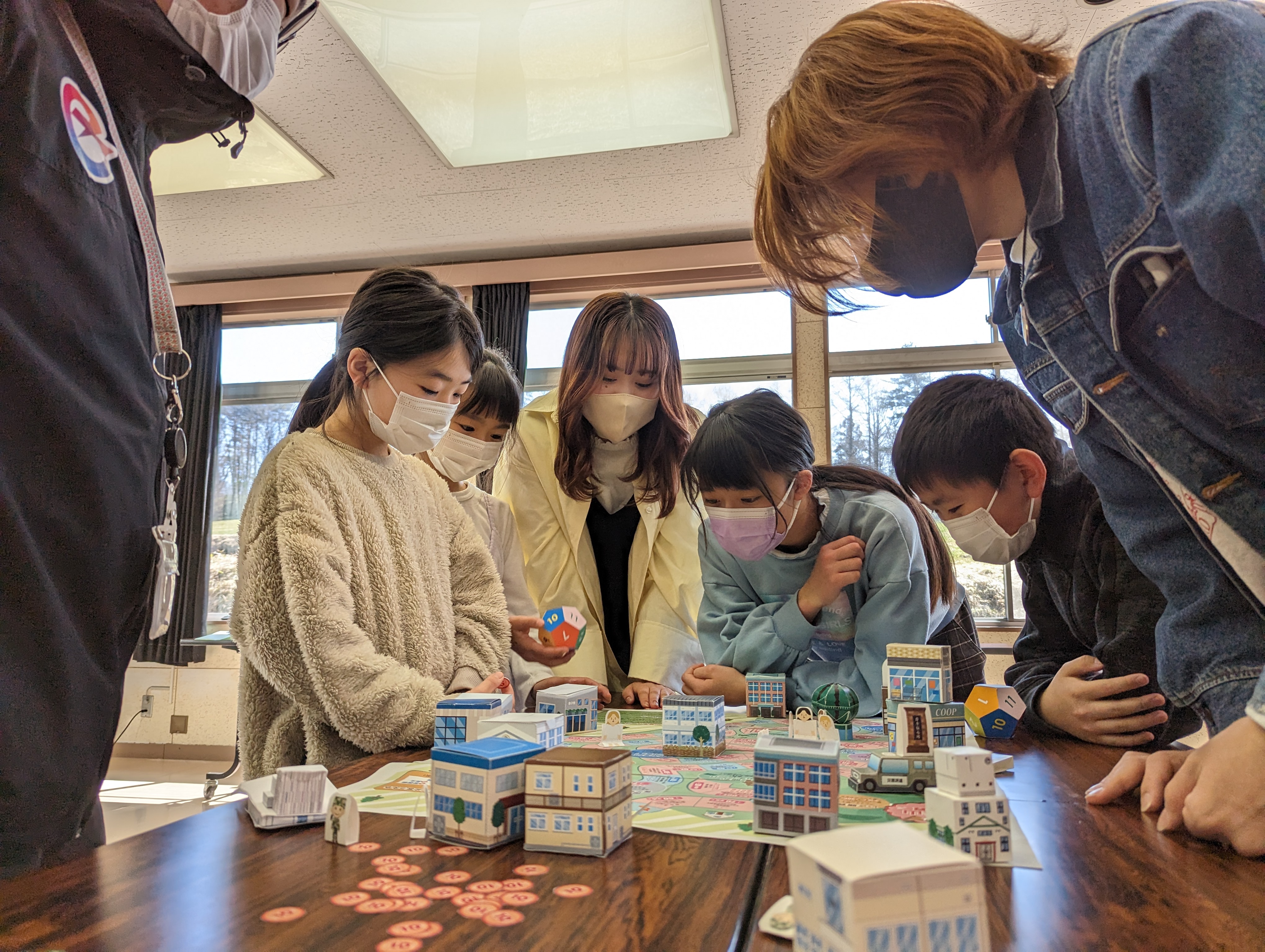 姥屋敷放課後子ども教室で子どもたちがすごろくを遊んでいる様子