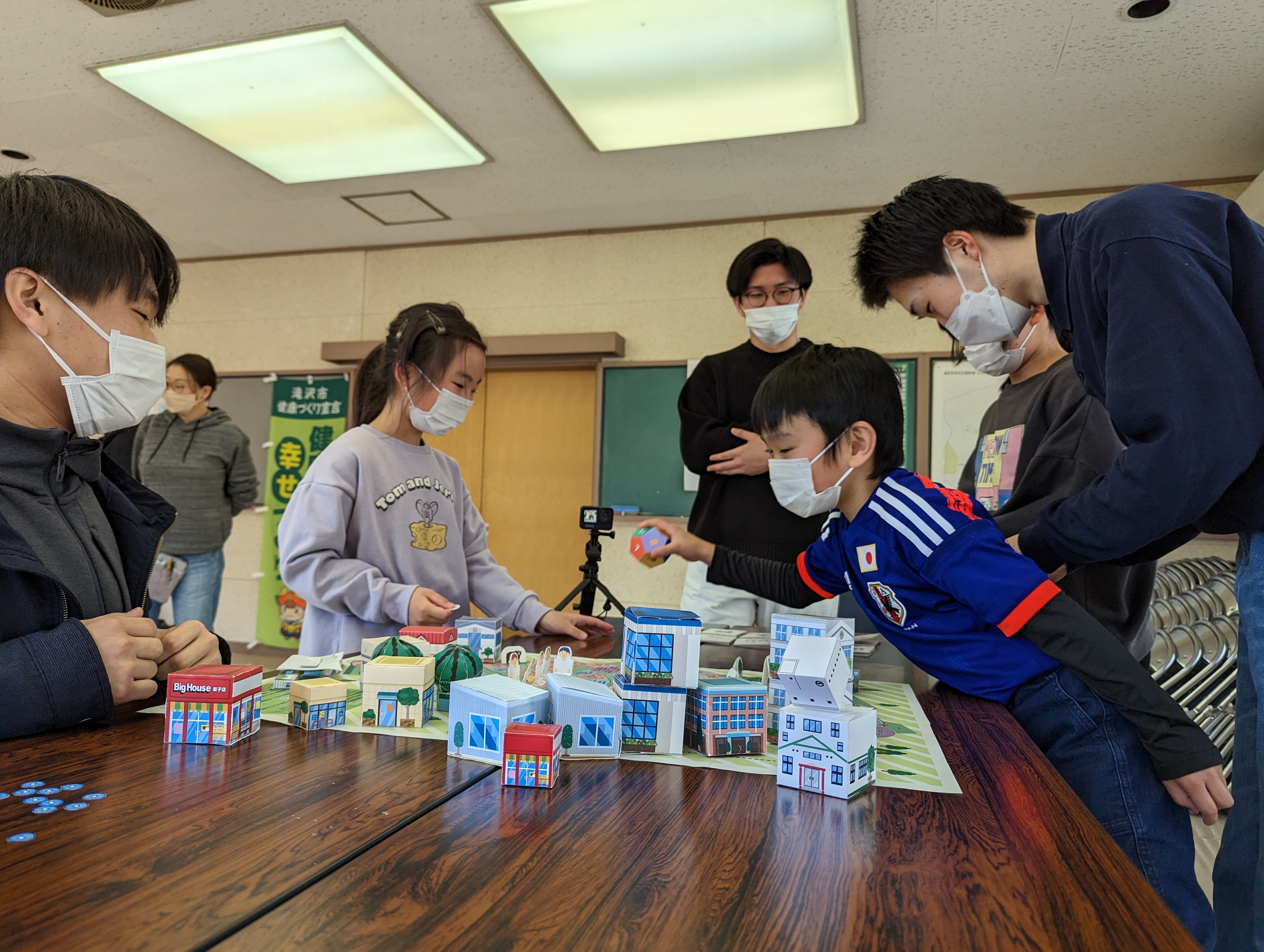 姥屋敷放課後子ども教室で子どもたちがすごろくを遊んでいる様子