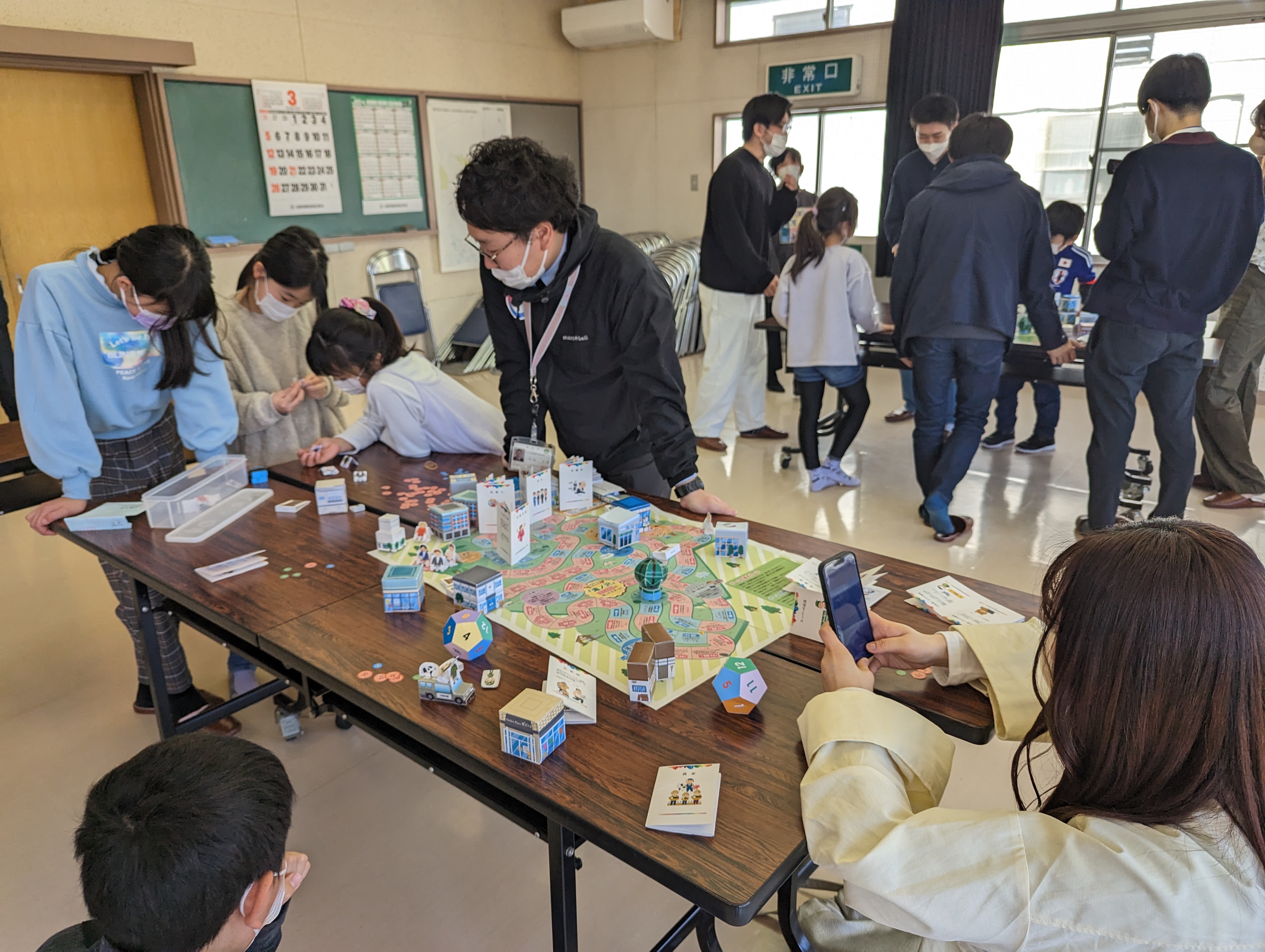 姥屋敷放課後子ども教室で子どもたちがすごろくを遊んでいる様子