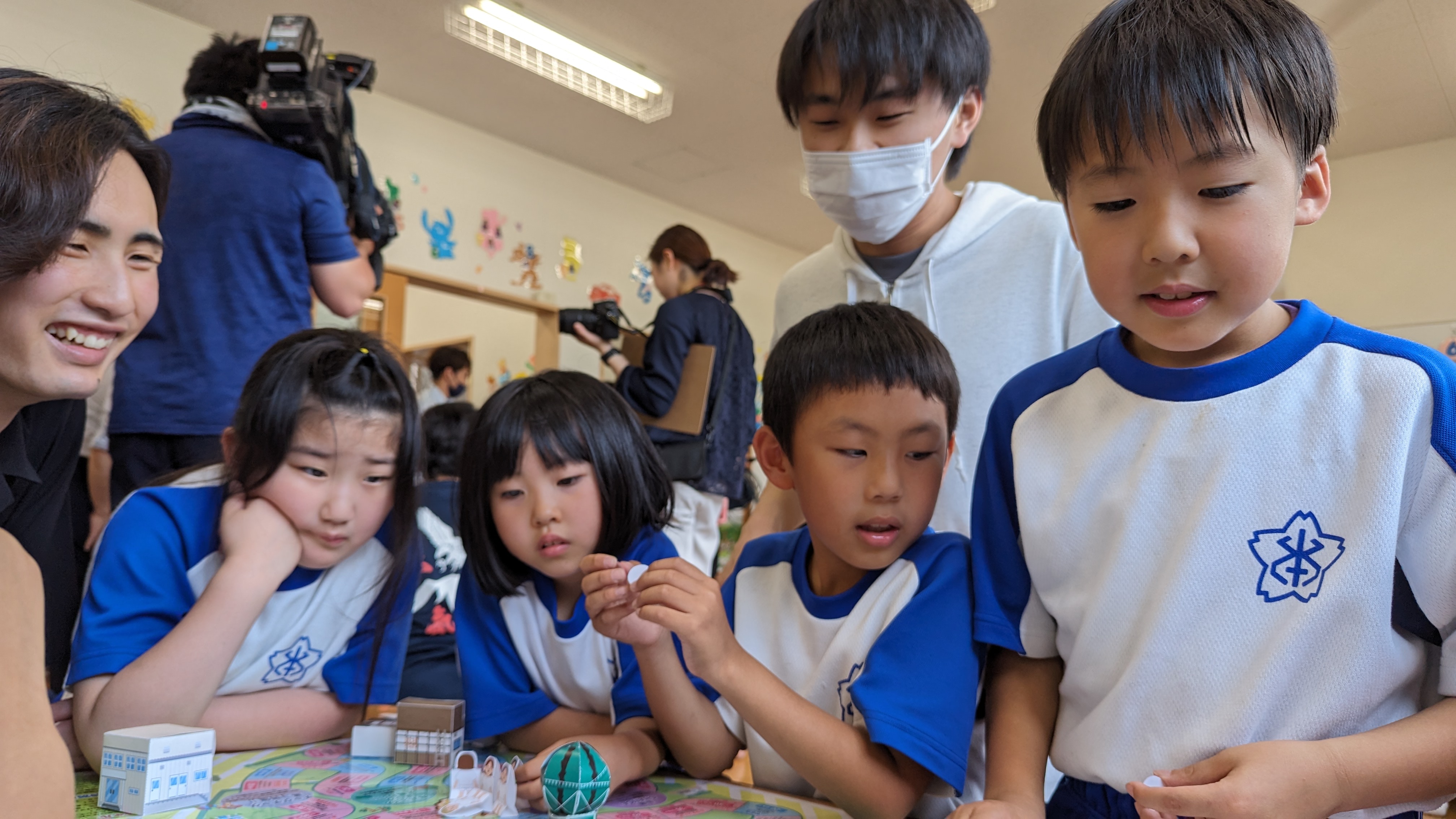 ひだまりキッズクラブ一本木で子どもたちがすごろくを遊んでいる様子