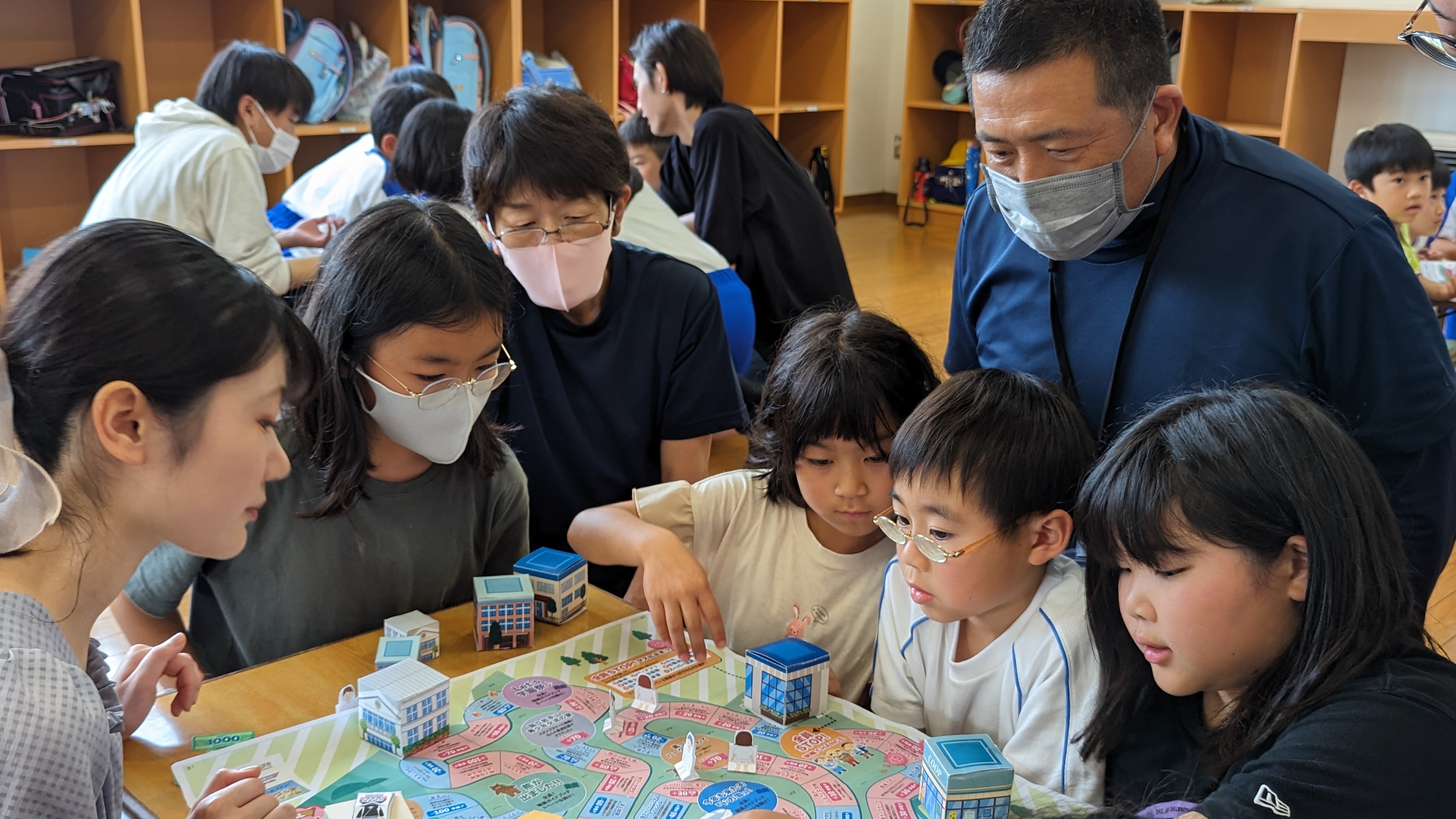 ひだまりキッズクラブ一本木で子どもたちがすごろくを遊んでいる様子