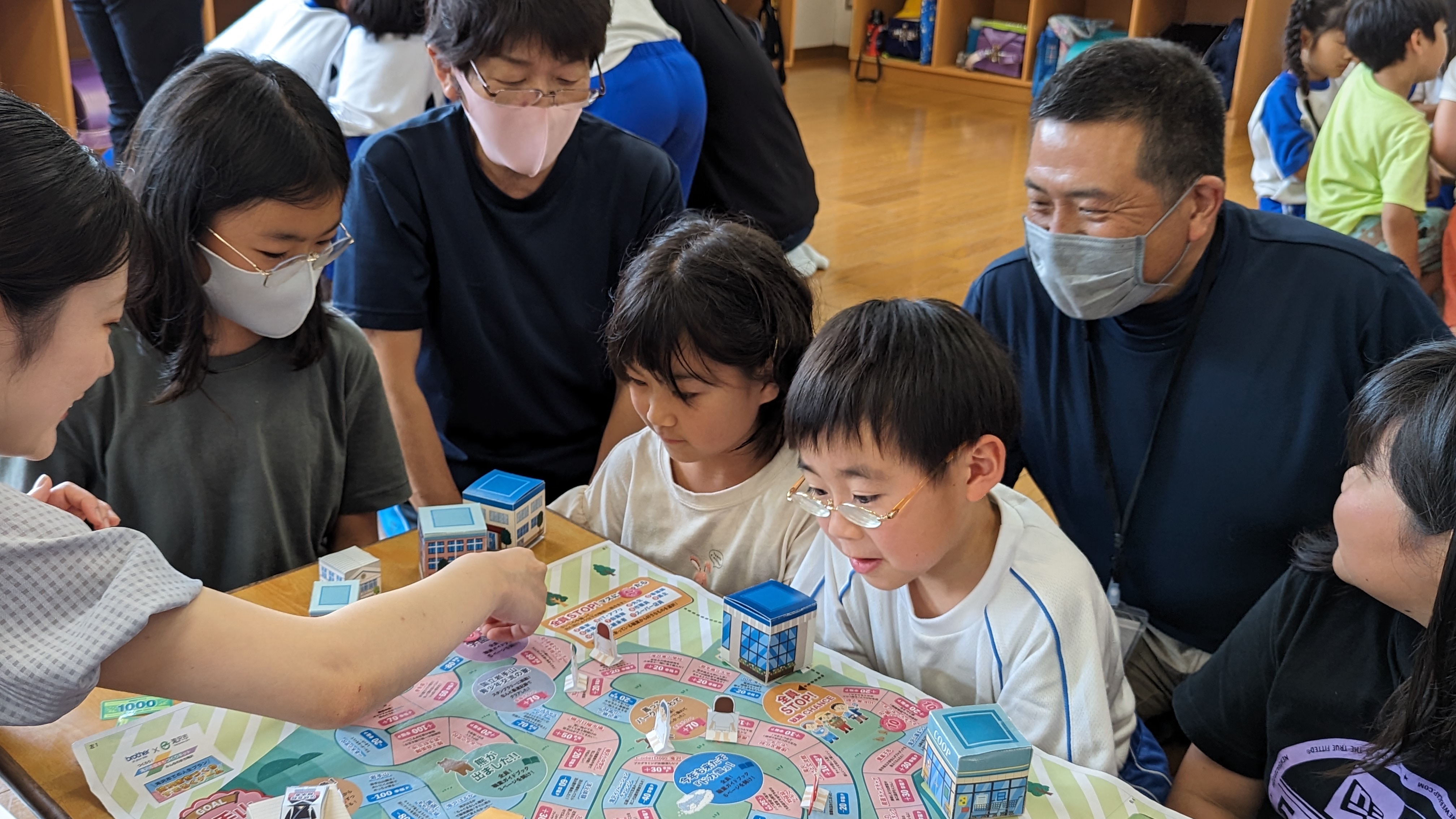 ひだまりキッズクラブ一本木で子どもたちがすごろくを遊んでいる様子