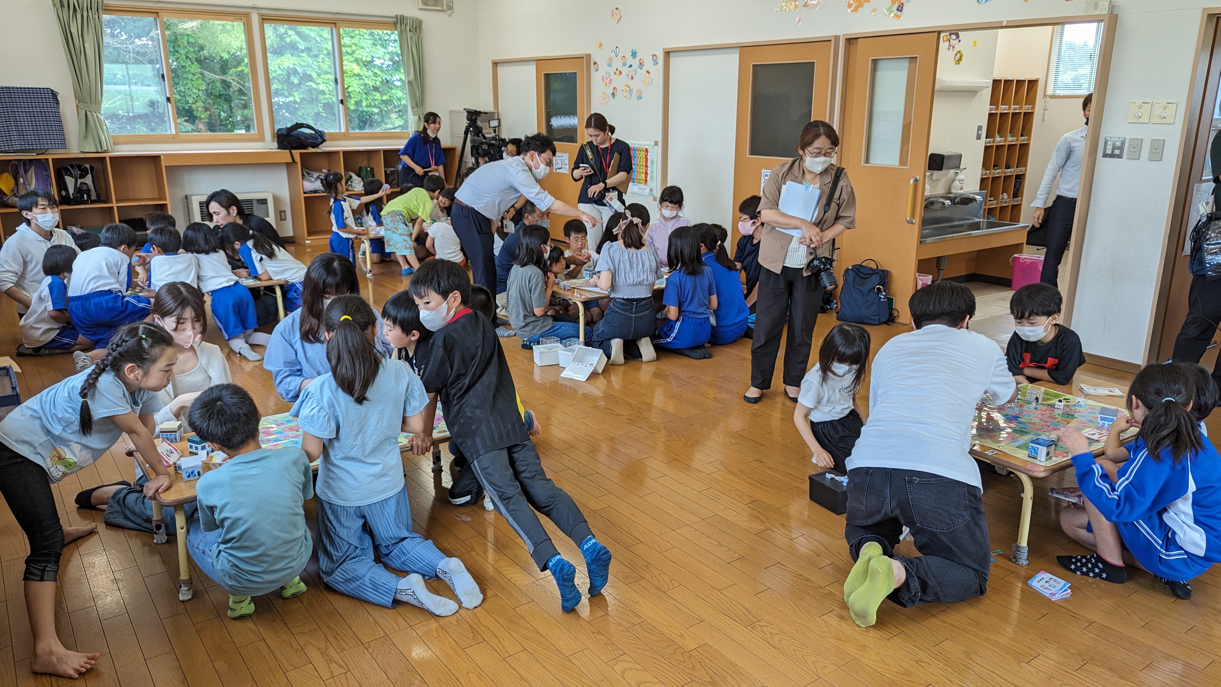 ひだまりキッズクラブ一本木で子どもたちがすごろくを遊んでいる様子