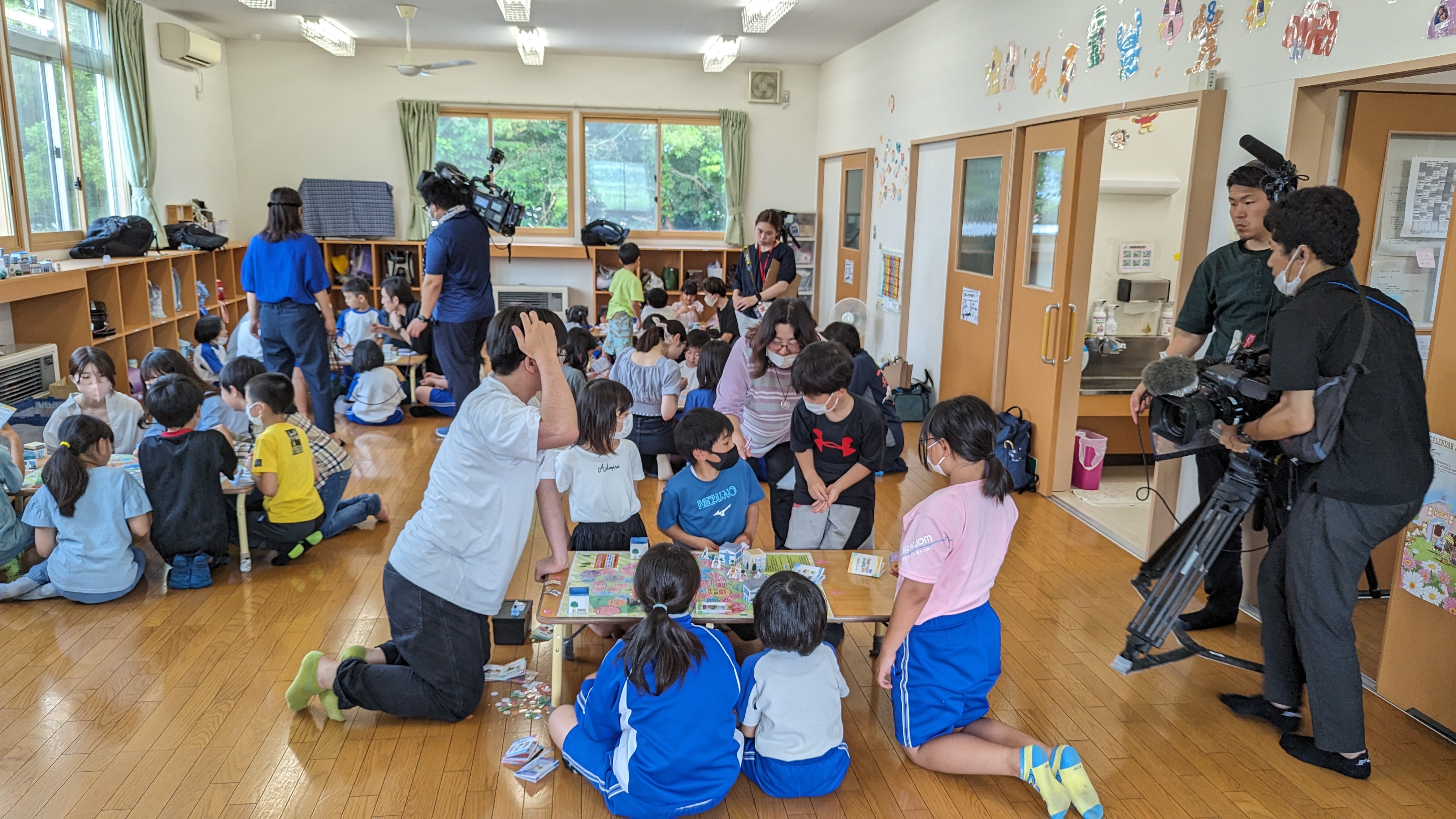 ひだまりキッズクラブ一本木で子どもたちがすごろくを遊んでいる様子