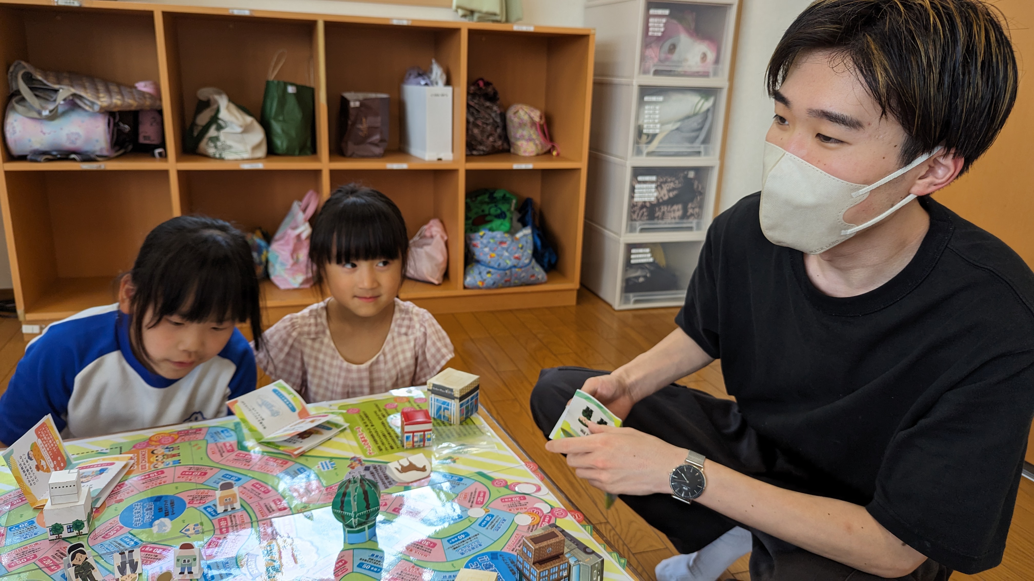 ひだまりキッズクラブ一本木で子どもたちがすごろくを遊んでいる様子