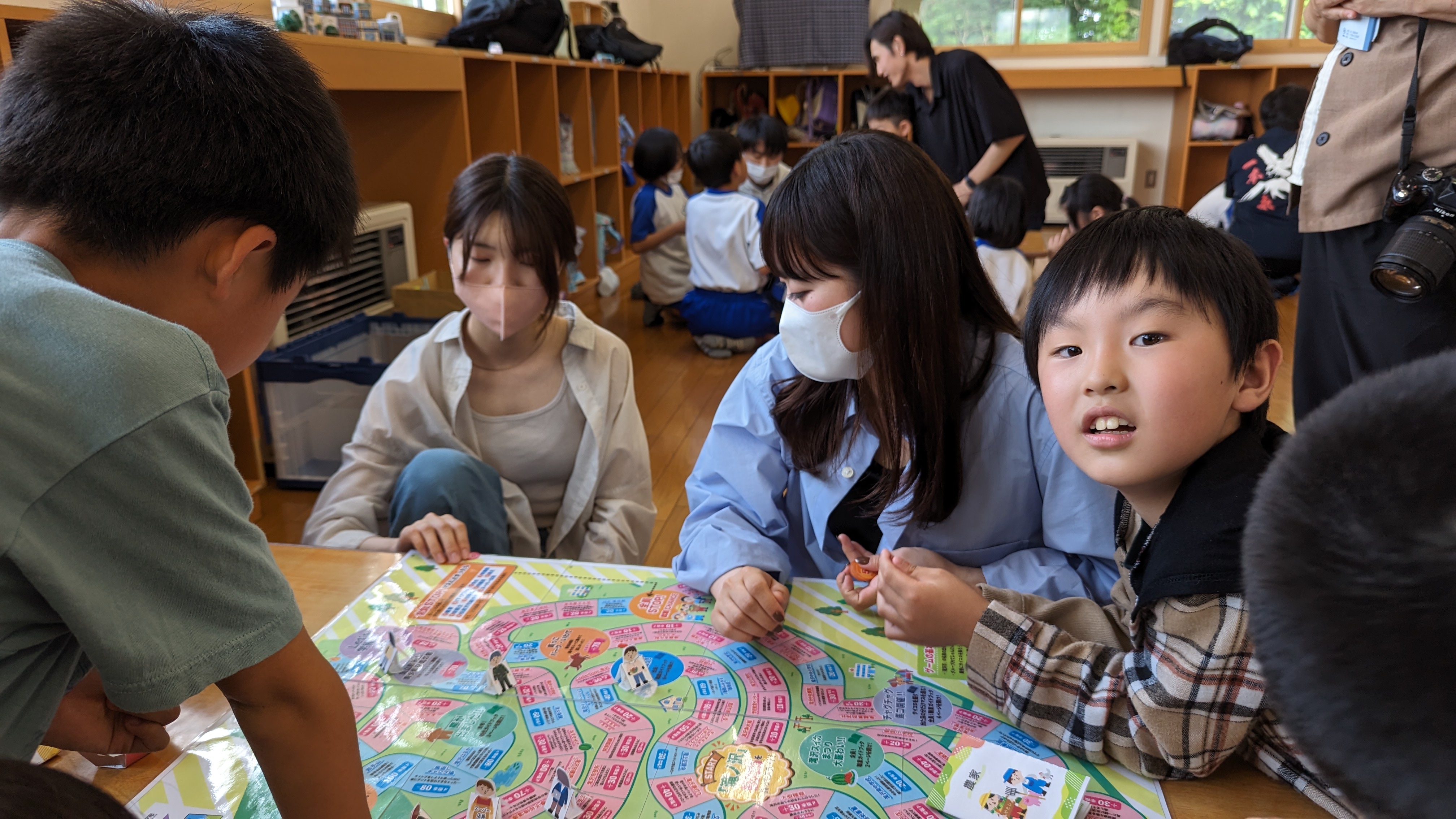 ひだまりキッズクラブ一本木で子どもたちがすごろくを遊んでいる様子