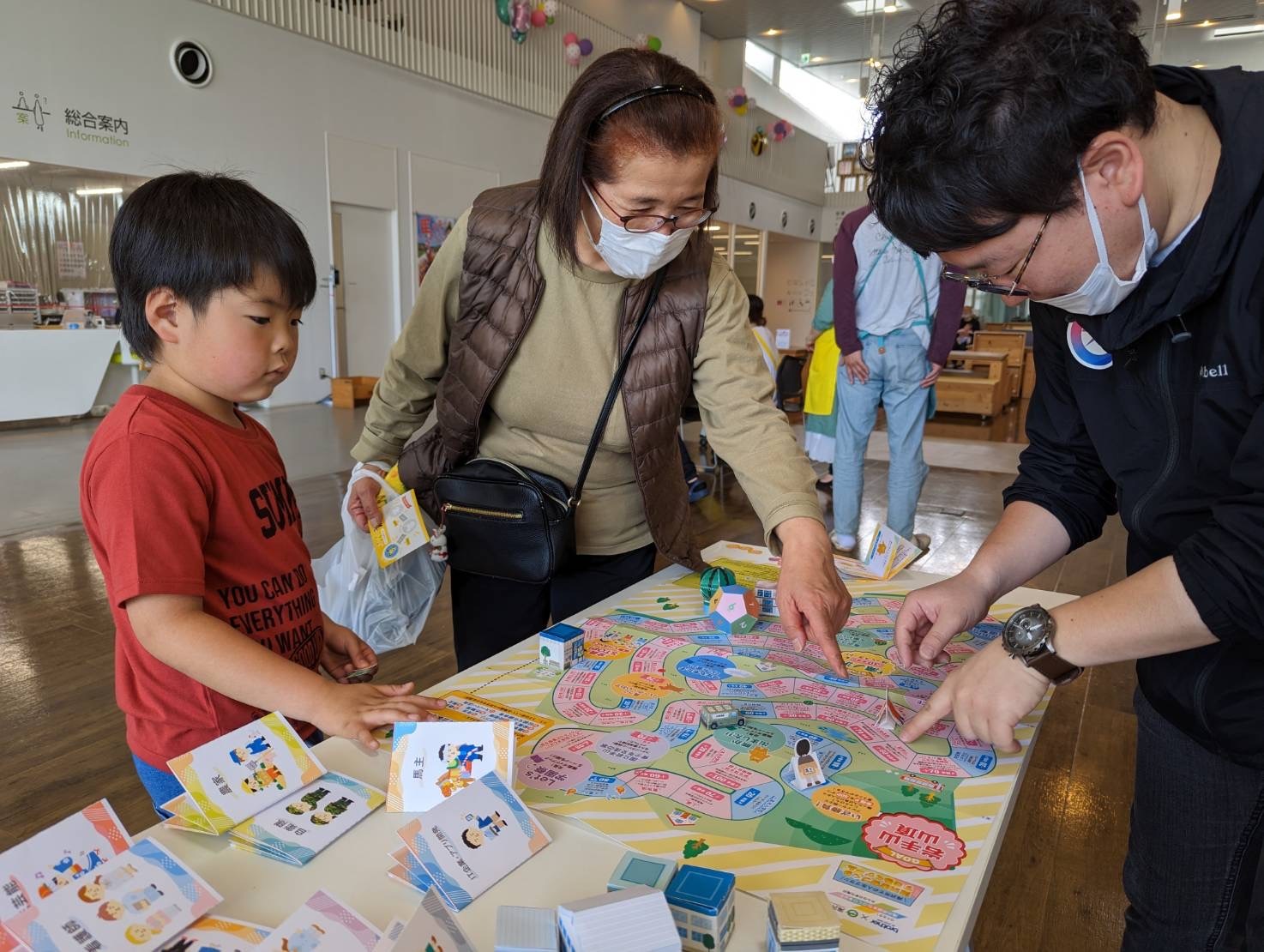 ビッグルーフ滝沢で子どもたちがすごろくを遊んでいる様子