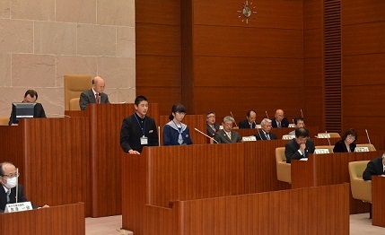 登壇して発言する参加者