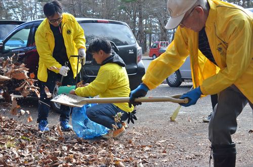 泥上げ作業、落ち葉の清掃を行う滝沢ライオンズクラブの会員