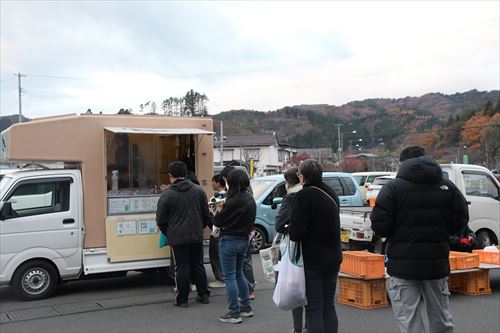 たきざわ日曜朝市でクレープの列に並ぶ人々