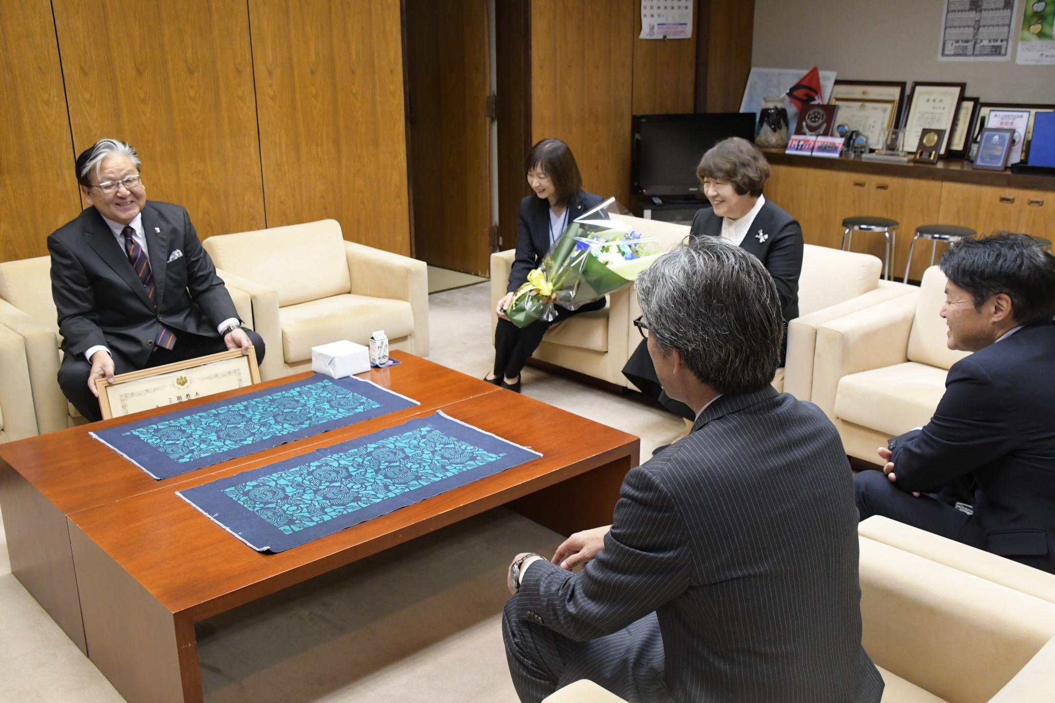 熊谷さんから報告を受ける市長ほか