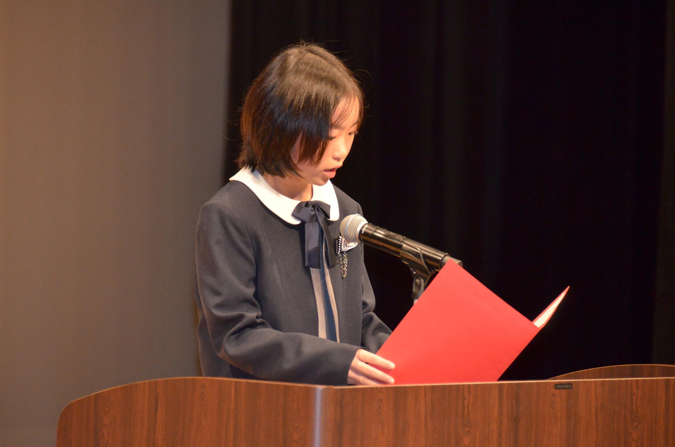 発表する小学生②