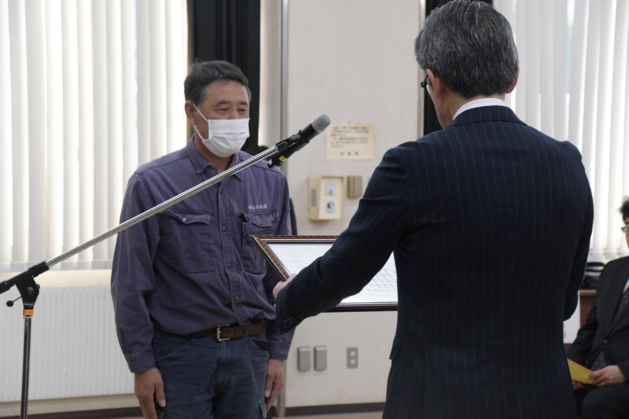 感謝状を受け取る㈲山幸造園