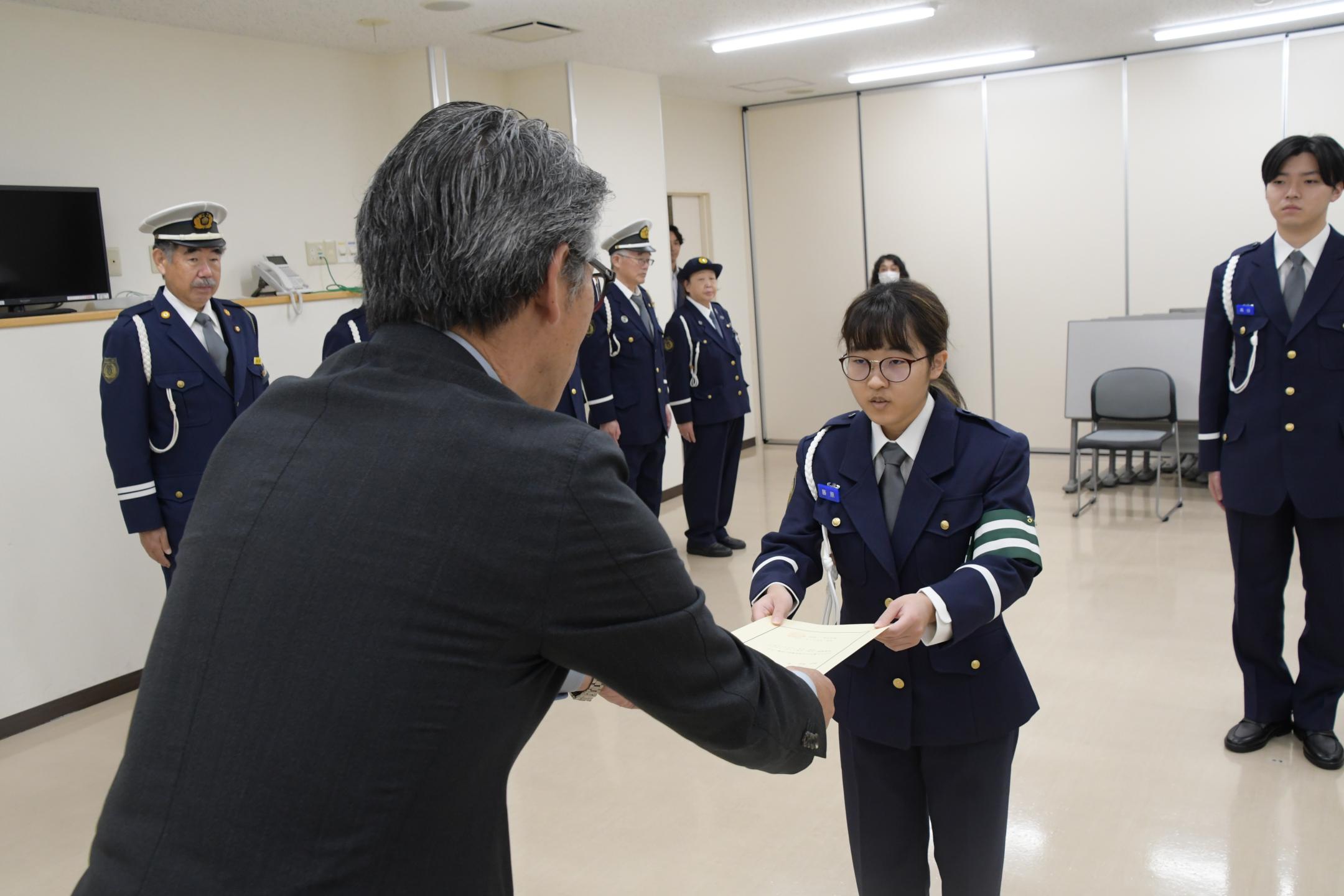 委嘱書を受け取る藤原さん