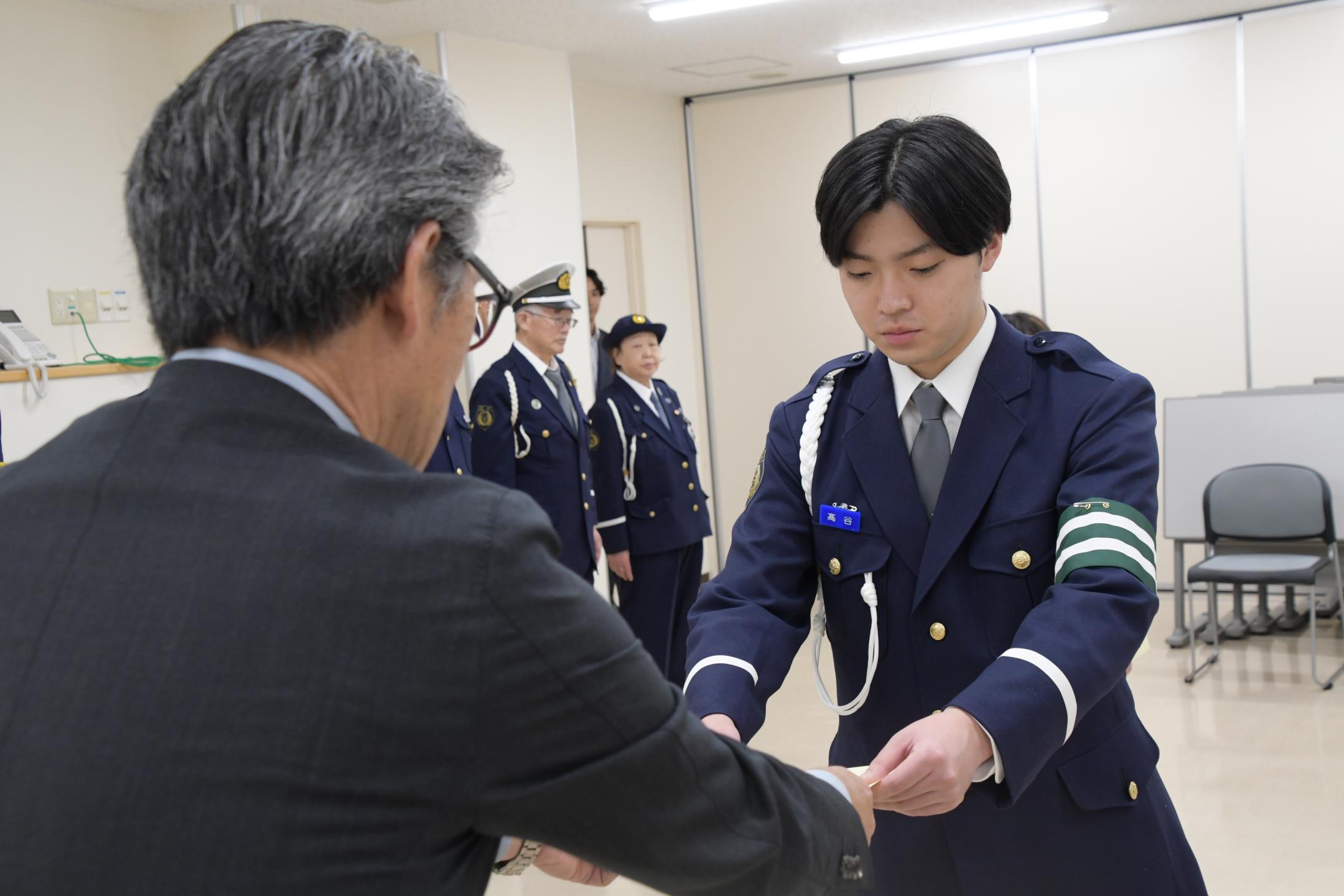 委嘱書を受け取る髙谷さん