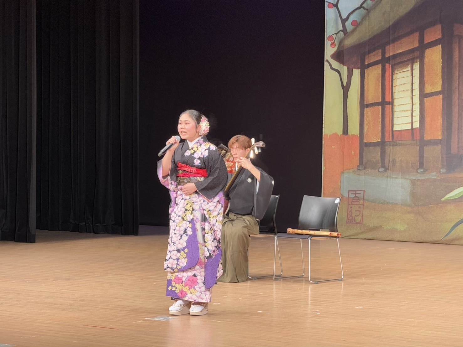 民謡を披露する市内の中学生の外久保穂さん