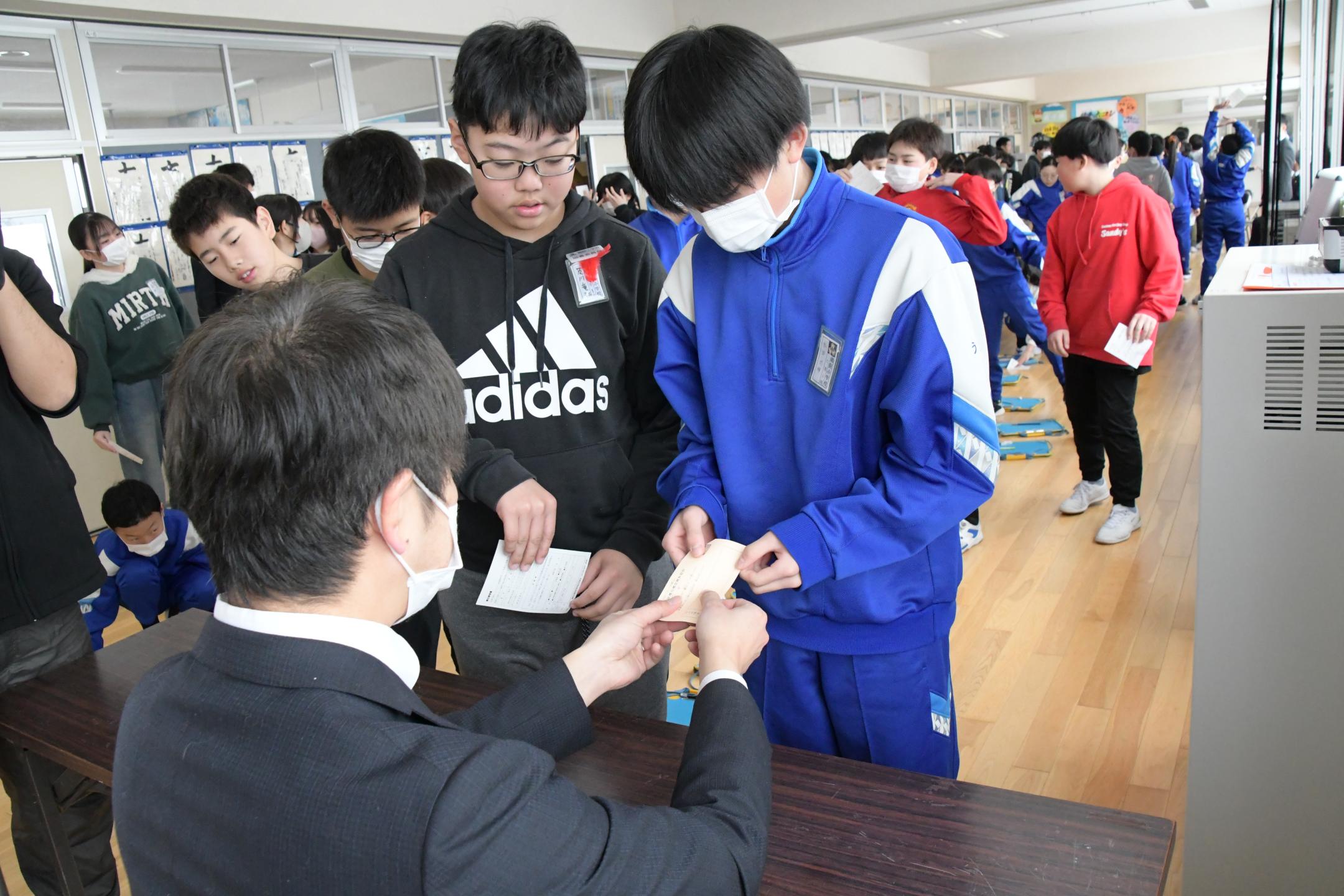 投票の必要性学ぶ～鵜飼小で選挙啓発授業のカバー写真