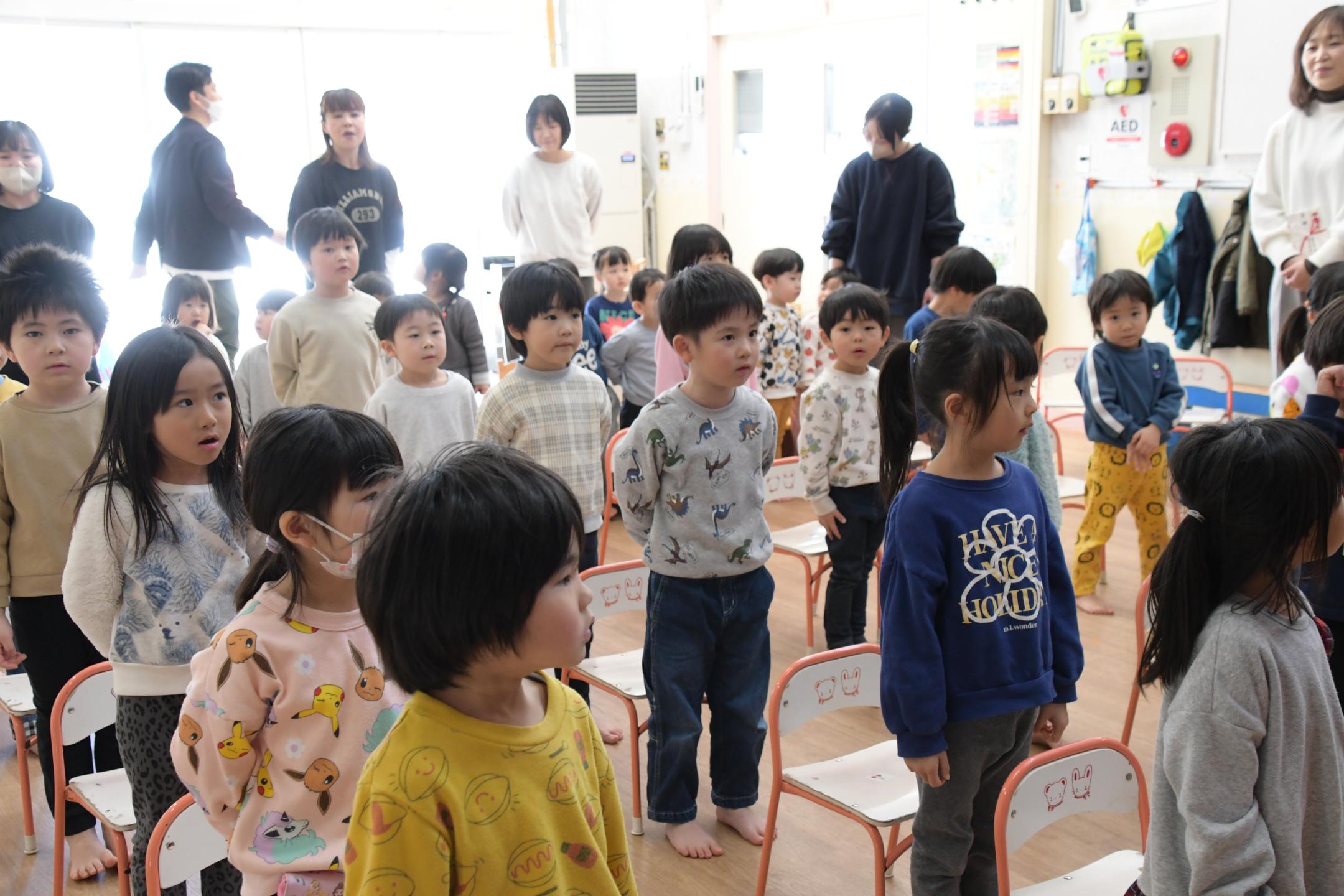 整列して青年部の話を聞くふうりん保育園の園児たち