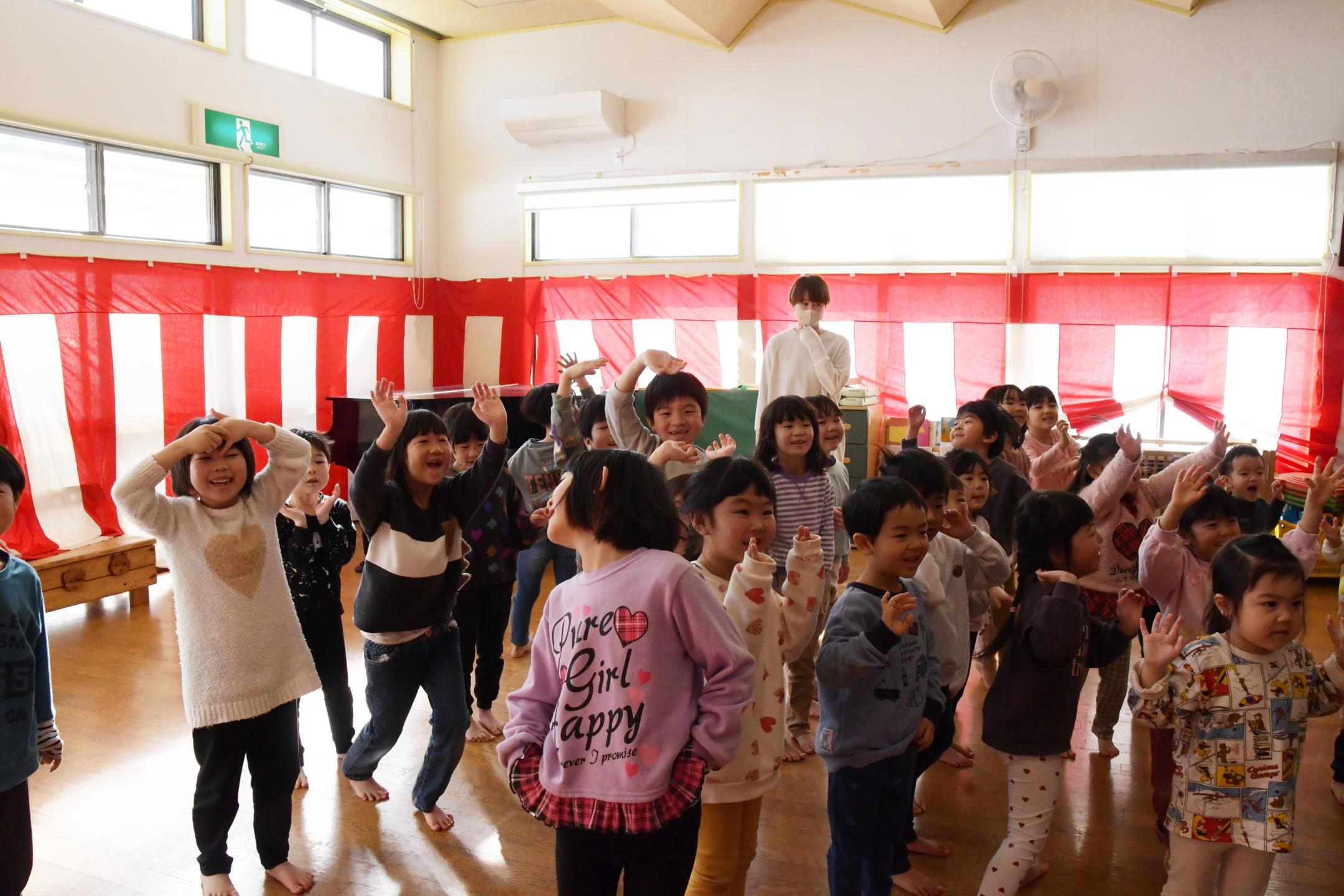 青年部からの本棚に大喜びする一本木保育園の園児たち