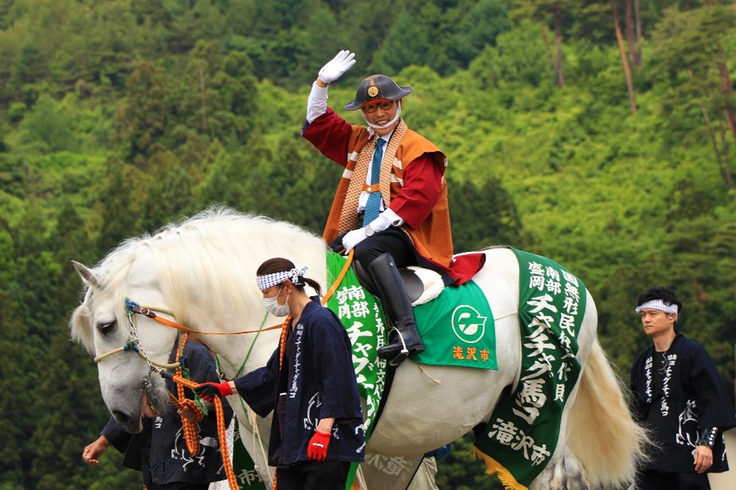 チャグチャグ馬コに乗る武田哲(たけださとる)市長の写真